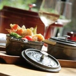 Staub Cocotte Oval Aus Gusseisen In Kirschrot 10 Staub Cocotte Oval Aus Gusseisen In Kirschrot -KitchenAid shop 22 mini cc gris cc ronde rouge