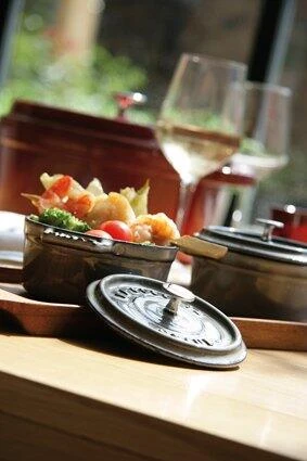 Staub Cocotte Oval Aus Gusseisen In Kirschrot 6 Staub Cocotte Oval Aus Gusseisen In Kirschrot – Bild 4