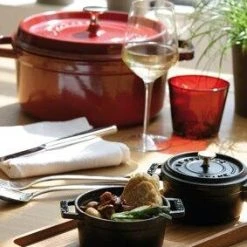 Staub Cocotte Rund Aus Gusseisen In Kirschrot -KitchenAid shop 23 mini cc noir cc ronde rouge amb1