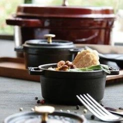 Staub Cocotte Rund Aus Gusseisen In Grenadine -KitchenAid shop 24 mini cc noir cc ronde grenadine amb1