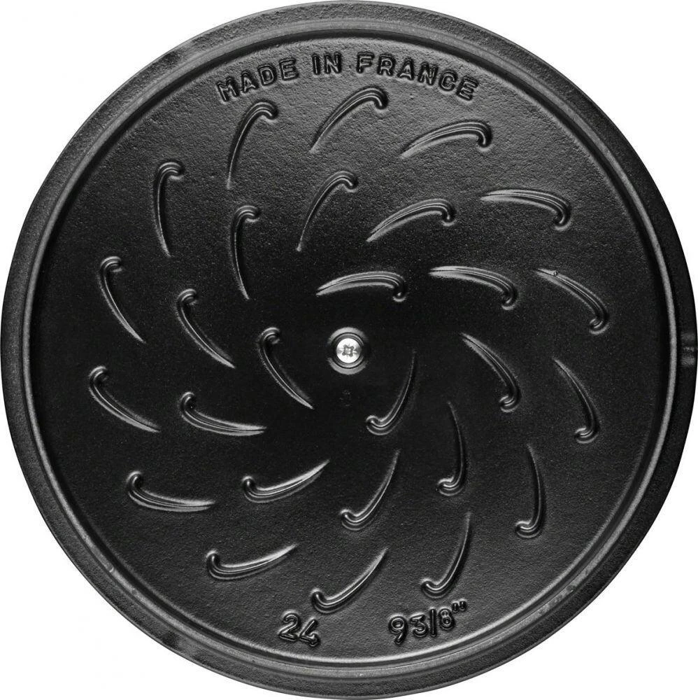 Staub Bräter La Marmite Mit Hahn-Dekor In Grenadine 6 Staub Bräter La Marmite Mit Hahn-Dekor In Grenadine – Bild 4