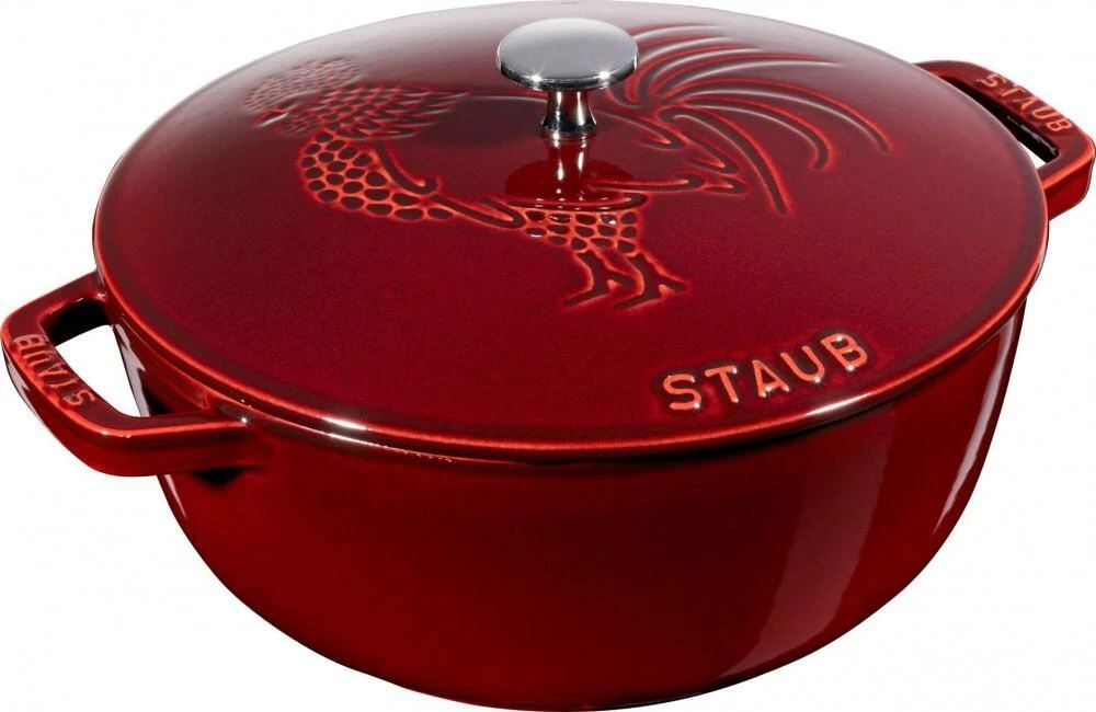 Staub Bräter La Marmite Mit Hahn-Dekor In Grenadine 3 Staub Bräter La Marmite Mit Hahn-Dekor In Grenadine