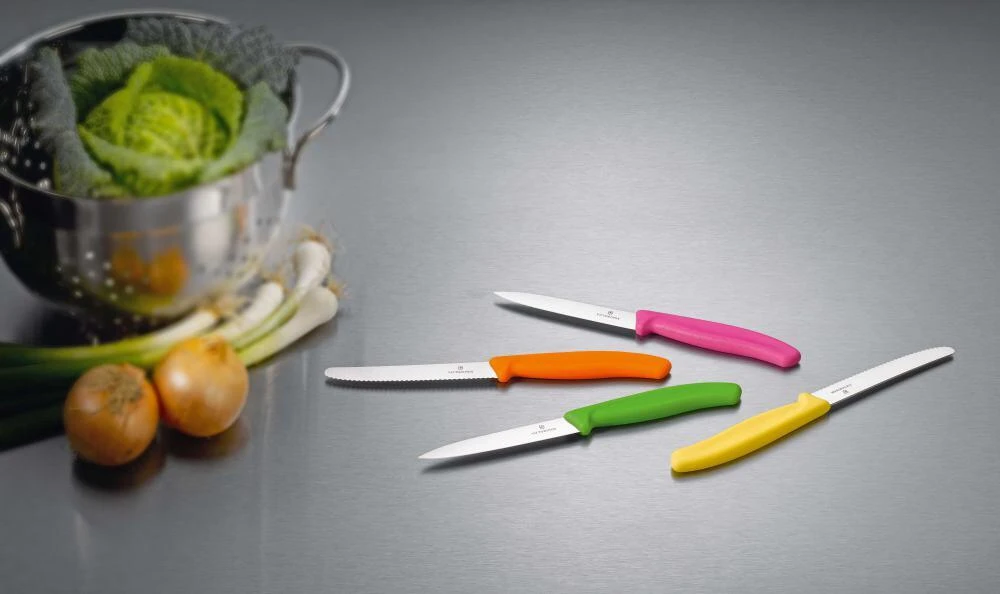 Victorinox SwissClassic Tomaten- Und Wurstmesser Mit Wellenschliff, 11 Cm, Blau 4 Victorinox SwissClassic Tomaten- Und Wurstmesser Mit Wellenschliff, 11 Cm, Blau – Bild 2