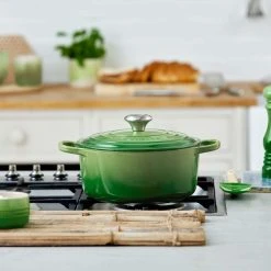 Le Creuset Bräter SIGNATURE Rund In Bamboo Green -KitchenAid shop LC 20201221 UK LS YC BAMBOOCOLL2021 091
