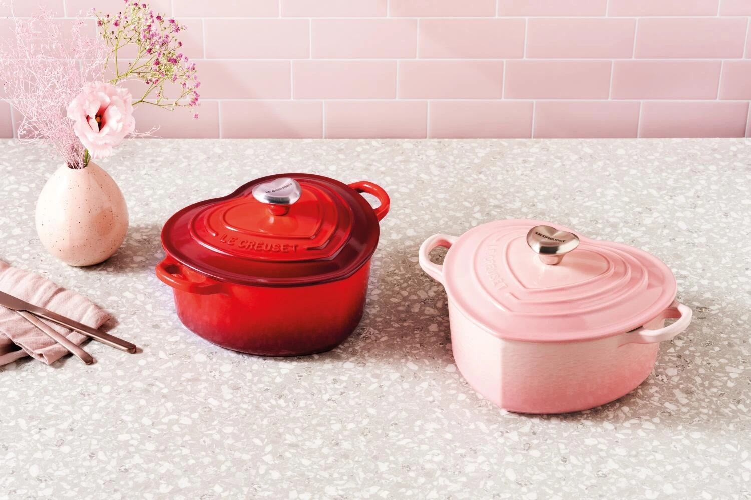 Le Creuset Herzbräter Aus Gusseisen Mit Herzgriff In Shell Pink 4 Le Creuset Herzbräter Aus Gusseisen Mit Herzgriff In Shell Pink – Bild 2