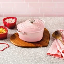 Le Creuset Herzbräter Aus Gusseisen Mit Herzgriff In Shell Pink 14 Le Creuset Herzbräter Aus Gusseisen Mit Herzgriff In Shell Pink -KitchenAid shop LC 20221024 DE LS YC HEARTSCOLL2023 005 1