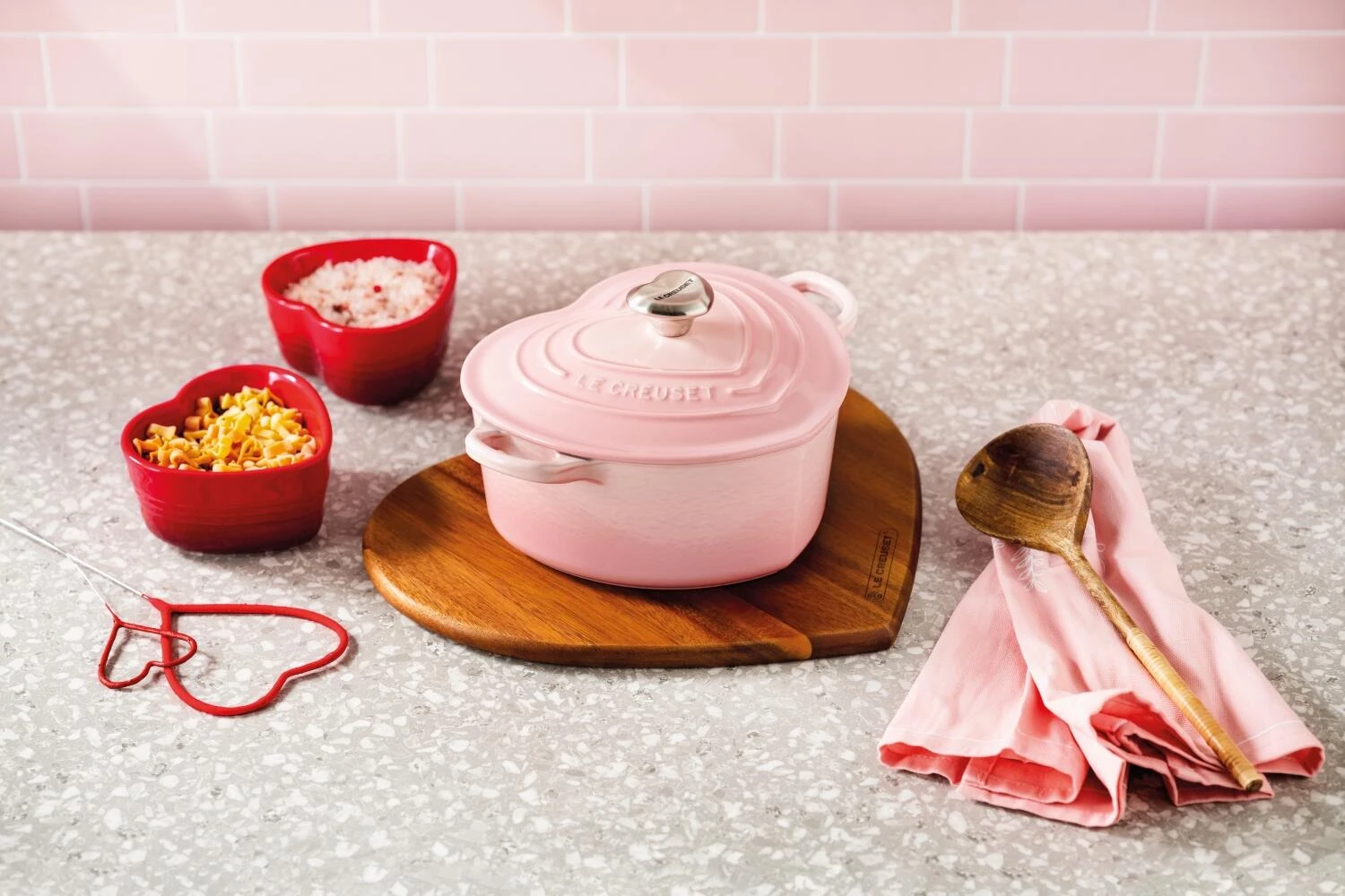 Le Creuset Herzbräter Aus Gusseisen Mit Herzgriff In Shell Pink 8 Le Creuset Herzbräter Aus Gusseisen Mit Herzgriff In Shell Pink – Bild 6