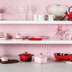 Le Creuset Herzbräter Aus Gusseisen Mit Herzgriff In Shell Pink 15 Le Creuset Herzbräter Aus Gusseisen Mit Herzgriff In Shell Pink -KitchenAid shop LC 20221024 DE LS YC HEARTSCOLL2023 013 2