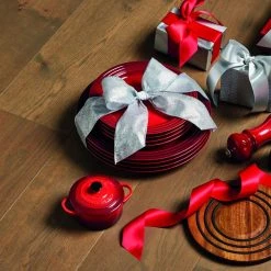 Le Creuset Holzuntersetzer Akazie, Magnetisch 5 Le Creuset Holzuntersetzer Akazie, Magnetisch -KitchenAid shop LE CREUSET CHRISTMAS AW22 10095 Final CMYK