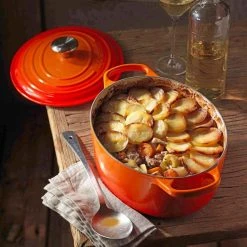 Le Creuset Bräter Signature Oval In Kirschrot -KitchenAid shop Le Creuset Ovaler Braeter Signature ofenrot Stimmung klein l 4