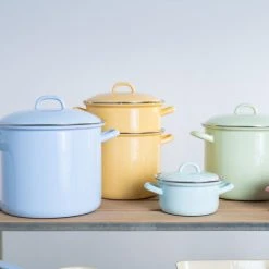 Riess Emaille Riess Topf Aus Emaille In Nilgrün 7 Riess Emaille Riess Topf Aus Emaille In Nilgrün -KitchenAid shop RIESS AMBIENTE CLASSIC Pastell Bunt 2019 11 24 highres 1