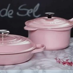 Le Creuset Gourmet-Profitopf Signature In Shell Pink -KitchenAid shop Uebersicht Chiffon Pink Stimmungsbild 02 neu 2 l