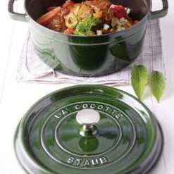 Staub Cocotte Rund Aus Gusseisen In Basilikumgrün 12 Staub Cocotte Rund Aus Gusseisen In Basilikumgrün -KitchenAid shop cc aubergine rde aub argent amb 1 l